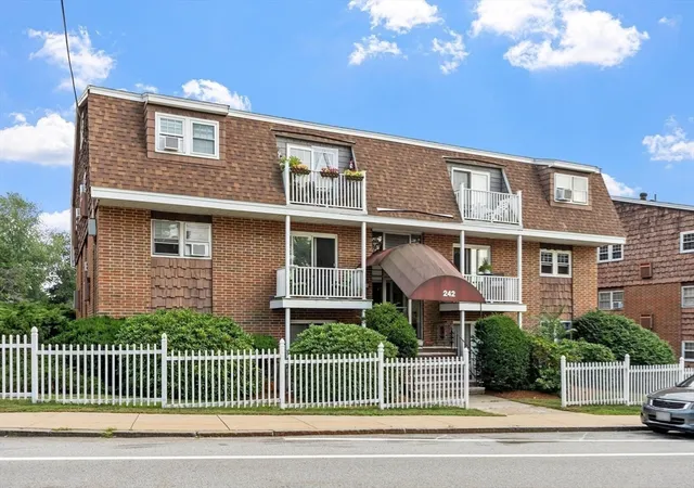 2nd image of 242 Mount Vernon St, Lawrence, MA 01843