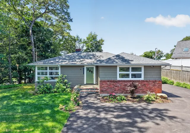 Photo 1 of Single family home for sale at 8 Everett St, Wakefield, MA 01880 | MLS# 73556131 | Listing updated on 2026-09-17