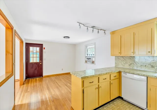4th image of 804 Putnam Ave, Cotuit, MA 02635 | MLS# 73556634