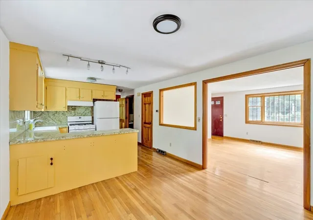 5th image of 804 Putnam Ave, Cotuit, MA 02635 | MLS# 73556634