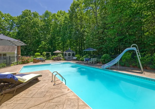 Homes for sale in Uxbridge, MA | 101 Hunter Rd, Uxbridge, MA 01569 | MLS# 73533759