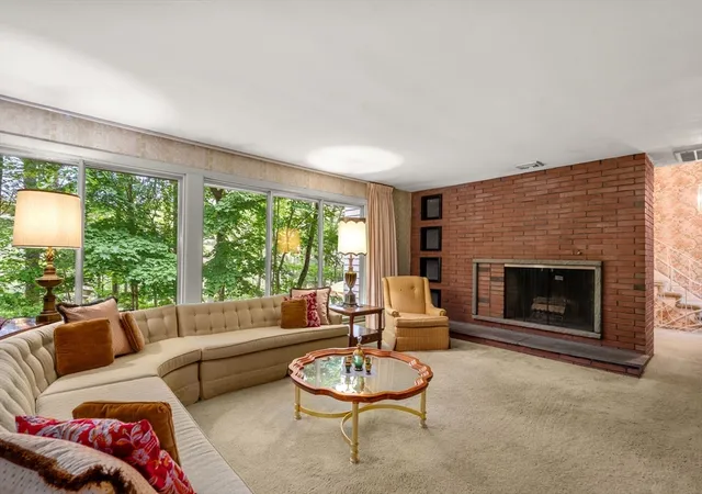 3rd image of 26 Arrowhead Rd, Weston, MA 02493 | MLS# 73530315