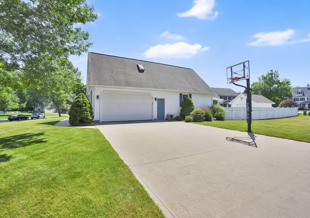 4th image of 34 Gloria Dr, Westfield, MA 01085 | MLS# 73537707