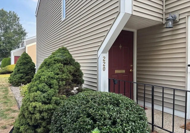 2nd image of 220 Nassau Dr #220, Springfield, MA 01129 | MLS# 73553151
