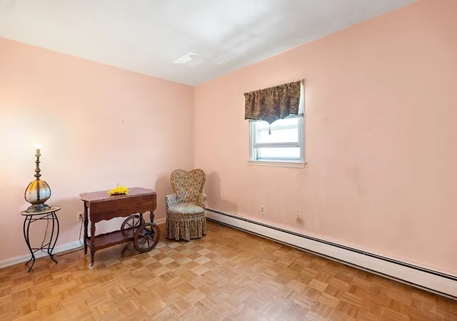Homes for sale in Fall River, MA | 3652 N Main St, Fall River, MA 02720 | Houzeo