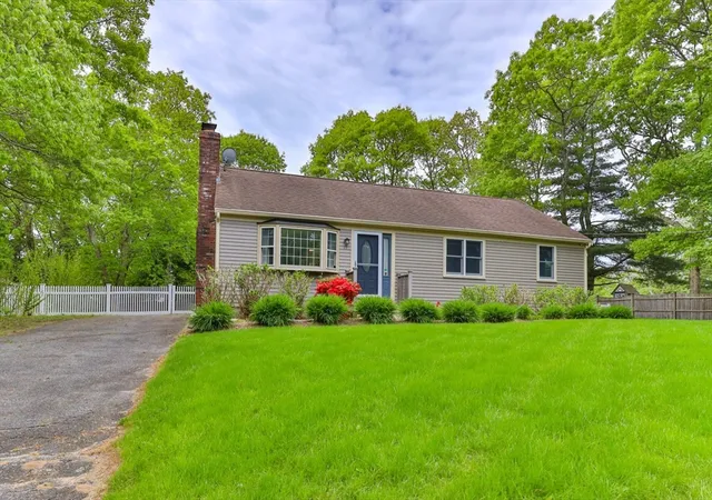 3rd image of 17 Outpost Ln, Centerville, MA 02632 | MLS# 73526496
