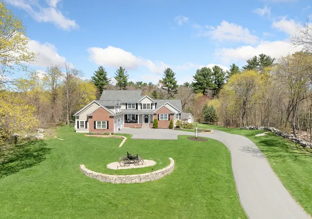 3rd image of 344 Salem St, Lynnfield, MA 01940 | MLS# 73510810