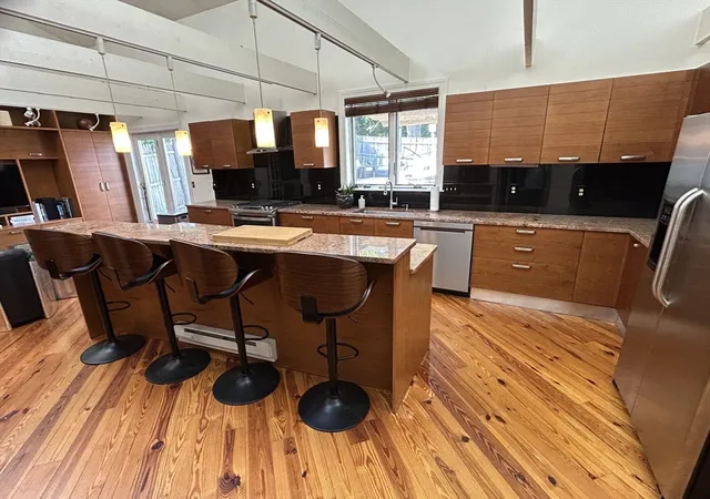 3rd image of 947 Pleasent St, Framingham, MA 01701