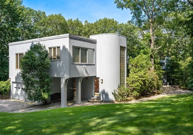 2nd image of 108 Codman Rd, Brookline, MA 02445 | MLS# 73550033