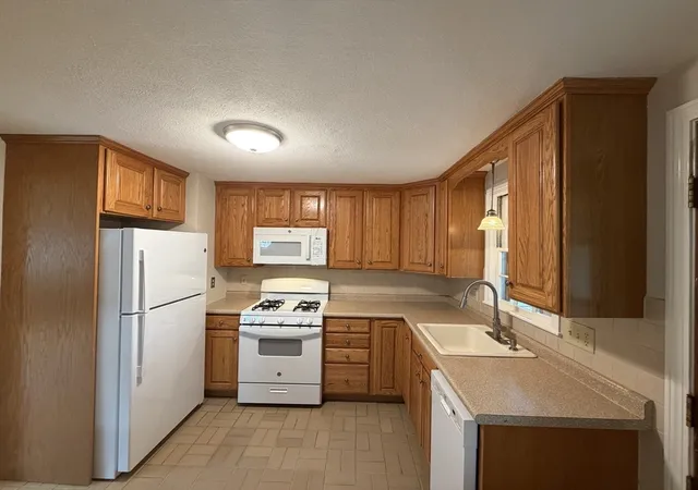 4th image of 688 Plymouth St, Bridgewater, MA 02324 | MLS# 73564704