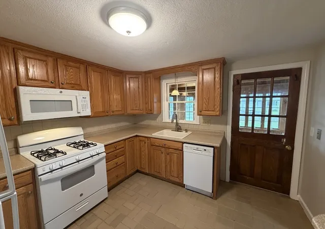 5th image of 688 Plymouth St, Bridgewater, MA 02324 | MLS# 73564704