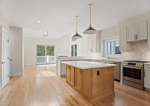 5th image of 18 Talbot Ln, Reading, MA 01867