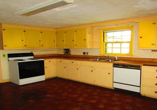 Photo 3 of Single family home for sale at 144 West St, Amherst, MA 01002 | MLS# 73565529 | Listing updated on 2026-09-17