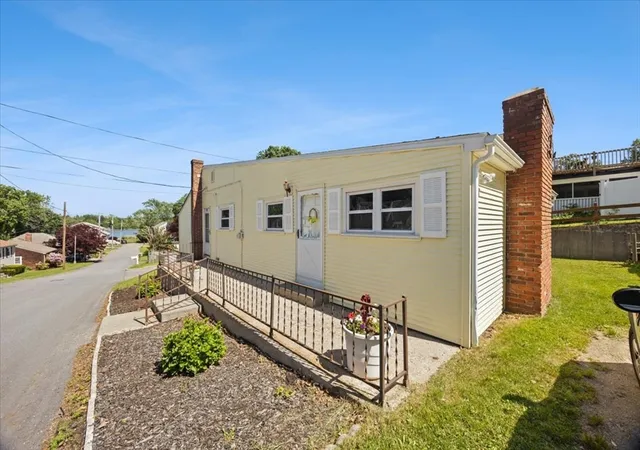 Homes for sale in Warren, RI | 10 Lincoln Ave, Warren, RI 02885 | MLS# 73531211