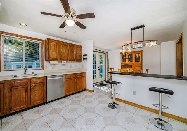 4th image of 40 Azalea Dr, Taunton, MA 02718