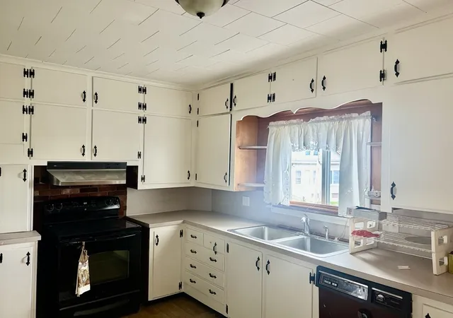 2nd image of 556 Brayton Ave, Somerset, MA 02726 | MLS# 73558011