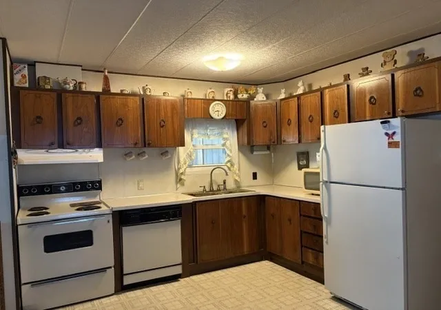 Photo 3 of Manufactured home for sale at 5 Sycamore Dr, Halifax, MA 02338 | MLS# 73558458 | Listing updated on 2026-08-27