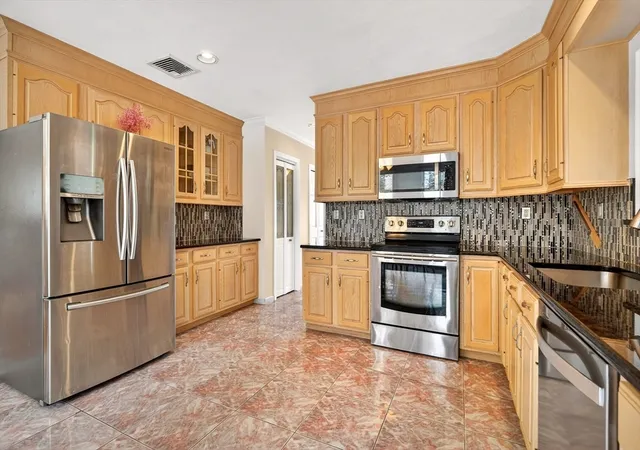 Homes for sale in Saugus, MA | 12 Parkway Dr, Saugus, MA 01906 | MLS# 73497854