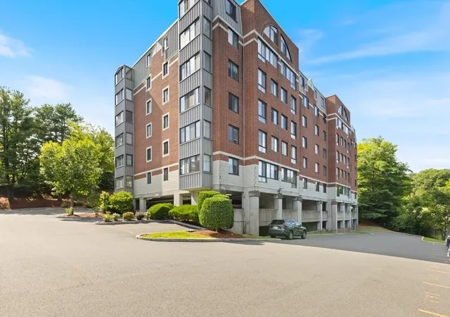 3rd image of 100 Ledgewood Dr #410, Stoneham, MA 02180 | MLS# 73553957