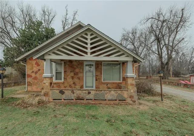 1st image of 1315 S Division St, Guthrie, OK 73044 | MLS# 1042568