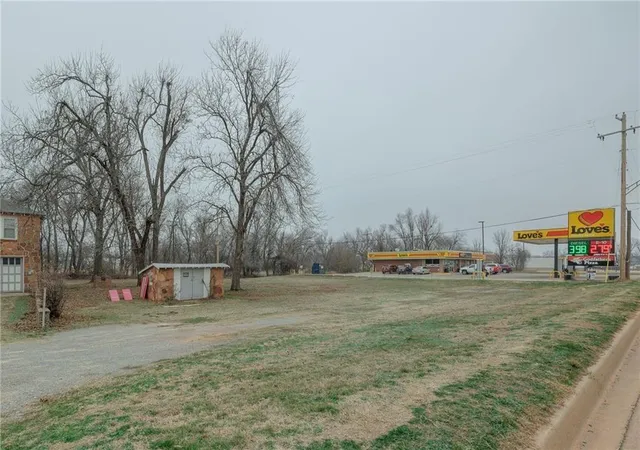 3rd image of 1315 S Division St, Guthrie, OK 73044 | MLS# 1042568
