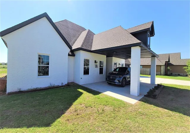 2nd image of 108 Tralee Ct, Yukon, OK 73099 | MLS# 1069539