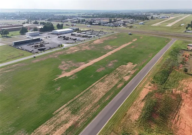 4th image of 14 E Waylon Cir, Weatherford, OK 73096 | MLS# 1121900