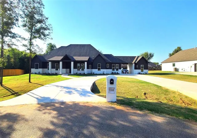 2nd image of 1308 W Harvard Way, Mustang, OK 73064 | MLS# 1139408