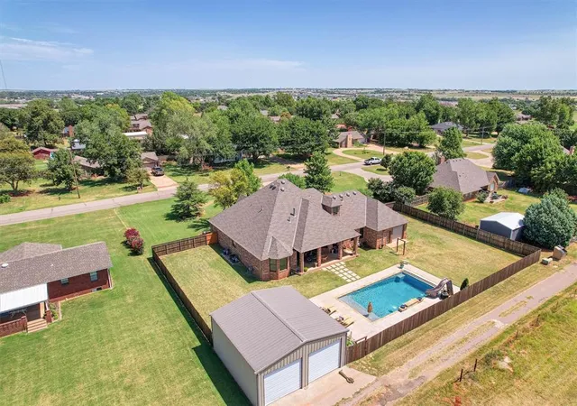 2nd image of 316 W Lakeview Rd, Elk City, OK 73644 | MLS# 1149724
