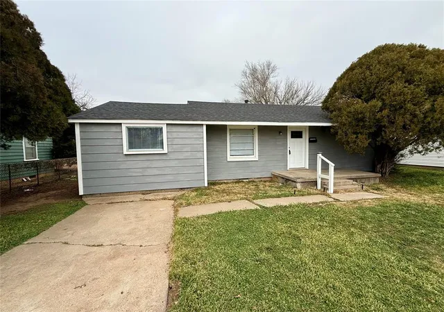 Photo 2 of Single family home for sale at 915 Hickory St, Altus, OK 73521 | MLS# 1151078 | Listing updated on 2025-08-12