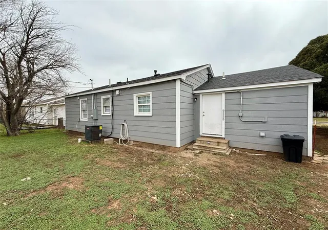Photo 21 of Single family home for sale at 915 Hickory St, Altus, OK 73521 | MLS# 1151078 | Listing updated on 2025-08-12