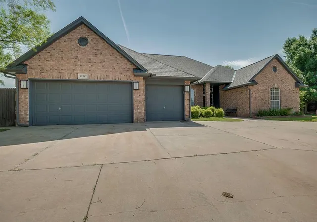 Photo 3 of Sale Pending at 12512 Lorien Way, Oklahoma City, OK 73170 | MLS# 1155384 | Listing updated on 2025-12-11