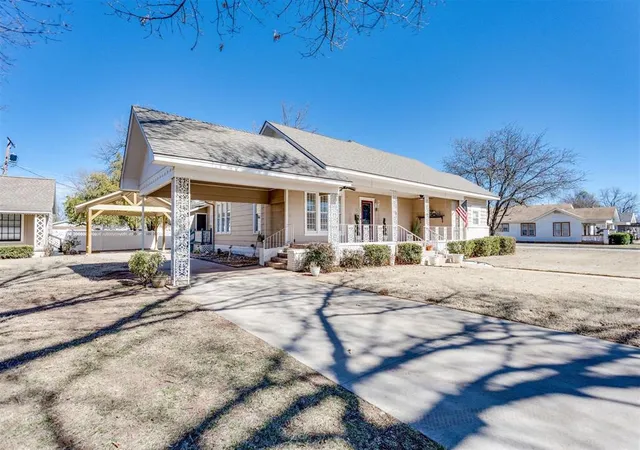 Photo 2 of Single family home for sale at 804 N Willow St, Pauls Valley, OK 73075 | MLS# 1157656 | Listing updated on 2025-11-20