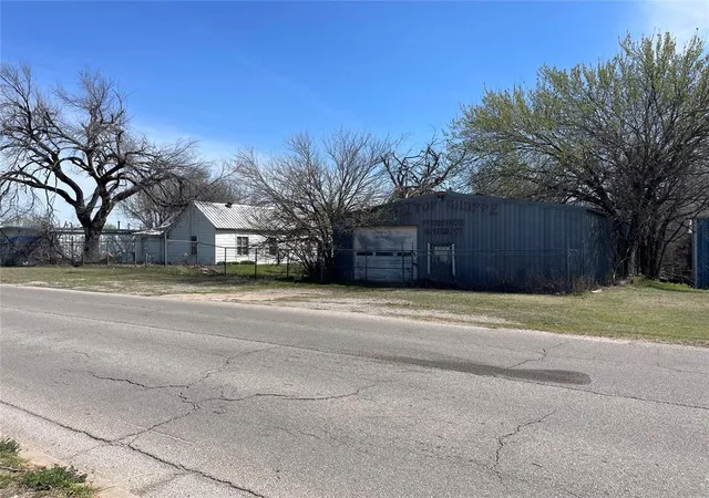 1st image of 1009 S 3rd St, Chickasha, OK 73018 | MLS# 1161229