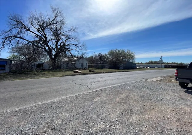 2nd image of 1009 S 3rd St, Chickasha, OK 73018 | MLS# 1161229