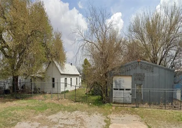 3rd image of 1009 S 3Rd St, Chickasha, OK 73018 | MLS# 1161229