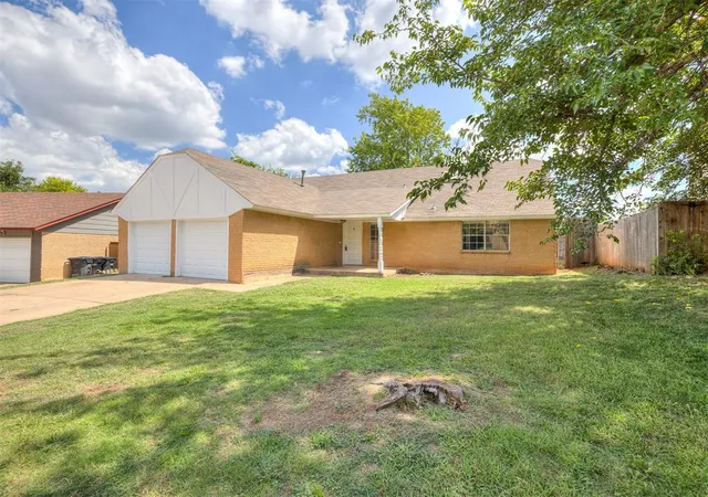 3rd image of 124 S Morgan Dr, Moore, OK 73160 | MLS# 1161431