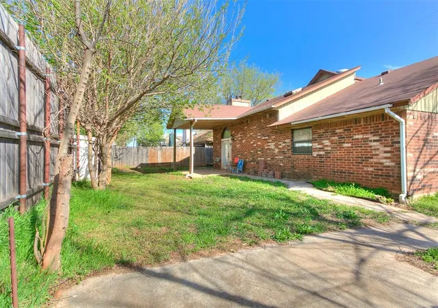 18th image of 2105 Ne 11th St, Moore, OK 73160 | MLS# 1161845