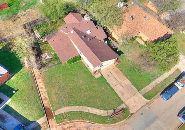 2nd image of 2105 Ne 11th St, Moore, OK 73160 | MLS# 1161845