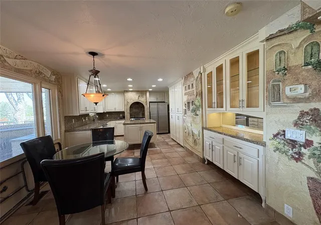 2nd image of 9721 N Lakeland Rd, Oklahoma City, OK 73162 | MLS# 1162557