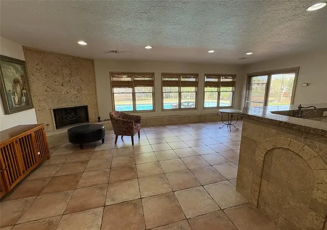 3rd image of 9721 N Lakeland Rd, Oklahoma City, OK 73162 | MLS# 1162557