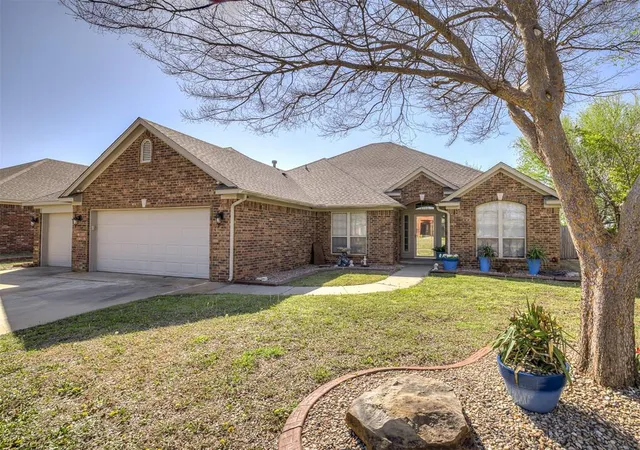 Photo 1 of Single family home for sale at 2036 Sw 33rd Street, Moore, OK 73170 | MLS# 1162963 | Listing updated on 2025-09-29