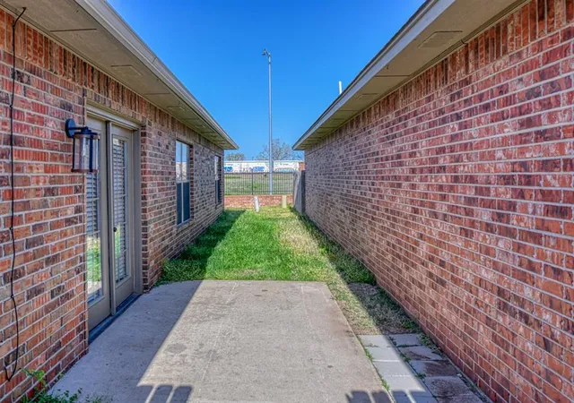 Photo 2 of Single family home for sale at 1105 Golden Leaf Dr, Moore, OK 73160 | MLS# 1163833 | Listing updated on 2025-10-09
