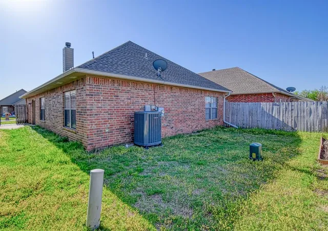 Photo 28 of Single family home for sale at 1105 Golden Leaf Dr, Moore, OK 73160 | MLS# 1163833 | Listing updated on 2025-10-09