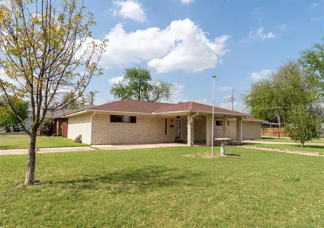 Photo 2 of Single family home for sale at 515 W Tennessee Ave, Pauls Valley, OK 73075 | MLS# 1164513 | Listing updated on 2025-09-24