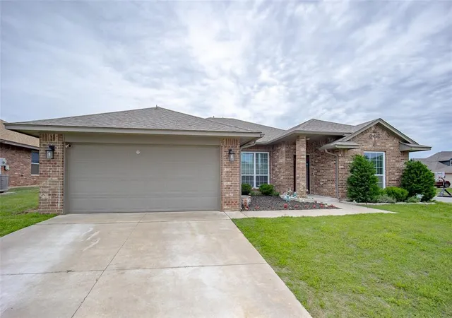 2nd image of 1208 Hickory Creek Dr, Yukon, OK 73099 | MLS# 1167424