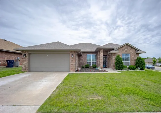 3rd image of 1208 Hickory Creek Dr, Yukon, OK 73099 | MLS# 1167424