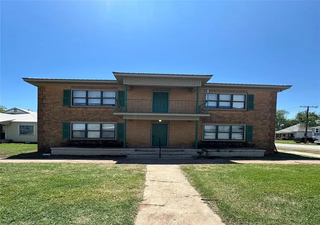 1st image of 827 W Chickasha St, Chickasha, OK 73018 | MLS# 1167858