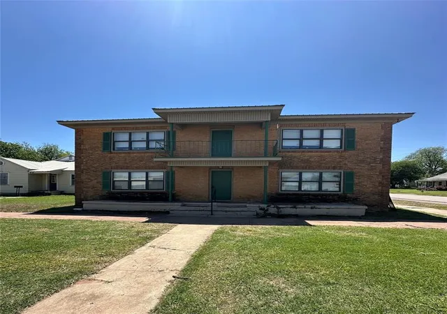 2nd image of 827 W Chickasha St, Chickasha, OK 73018 | MLS# 1167858