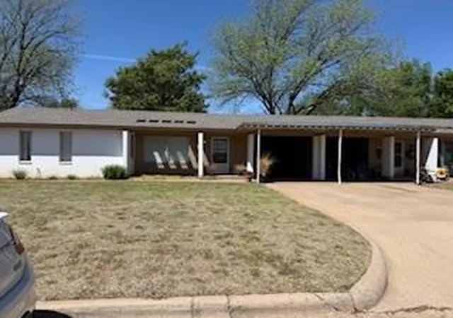 2nd image of 117 Phillips Ln, Clinton, OK 73601 | MLS# 1167971